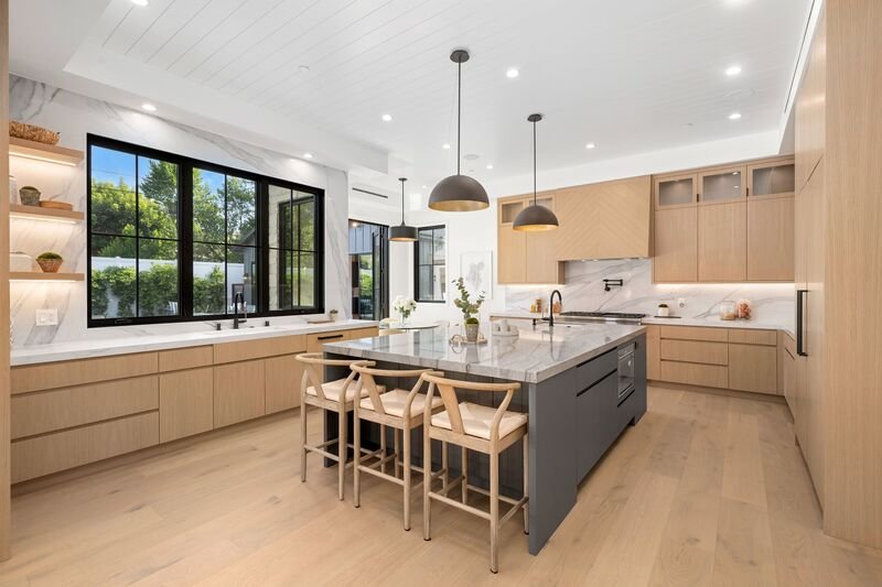 Cocina moderna con acabados de madera