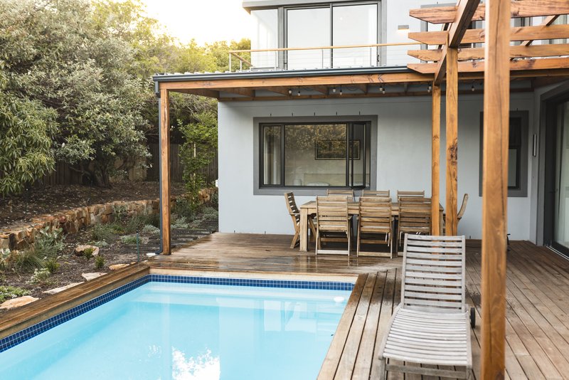 Alberca minimalista en espacio pequeño