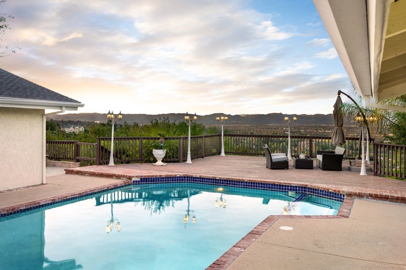 Foto de alberca con vista panorámica de una casa en Puebla