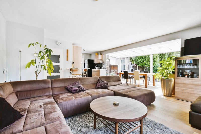 Casa con diseño de sala amplia y abierta