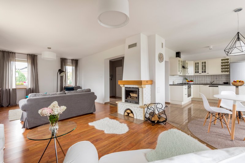 Sala con chimenea y acabados de madera